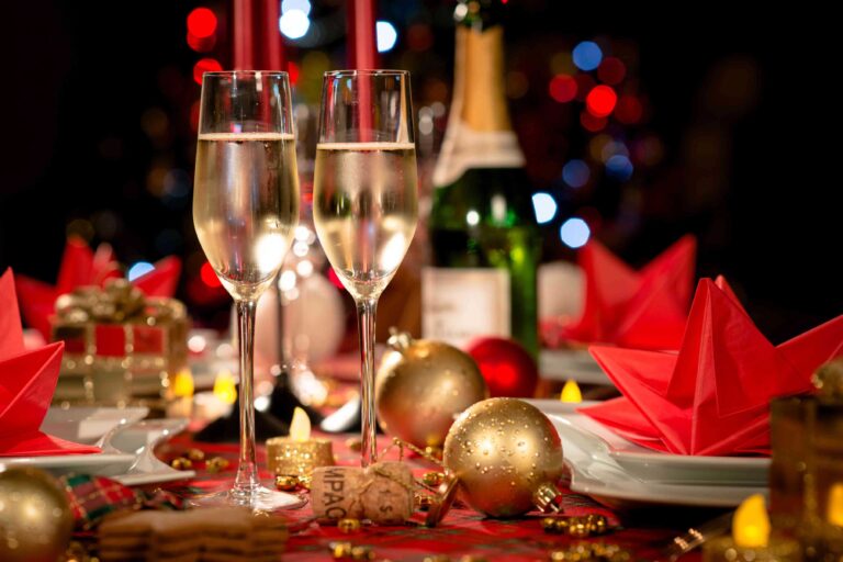 How to Clean the Office Before and After a Christmas Party
